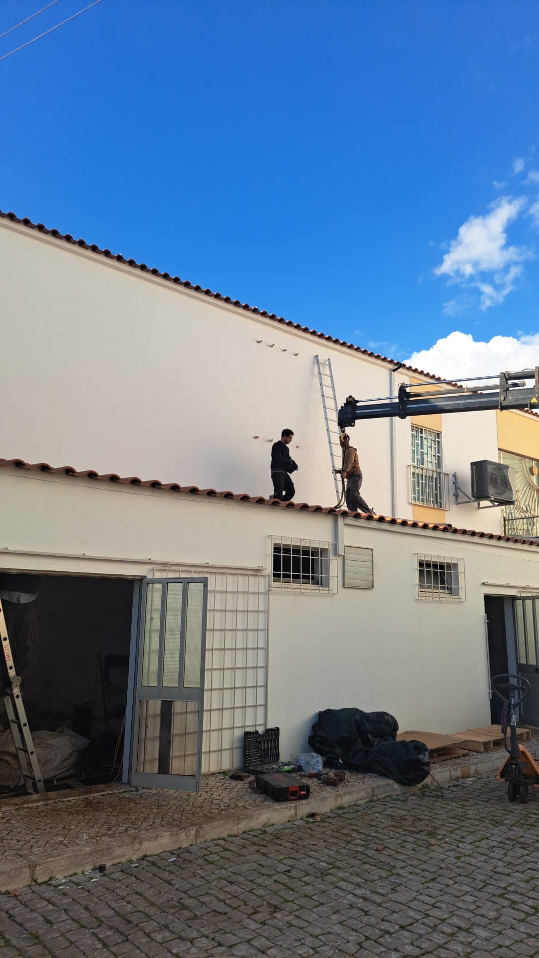 Durante — trabalhos na cobertura do edifício