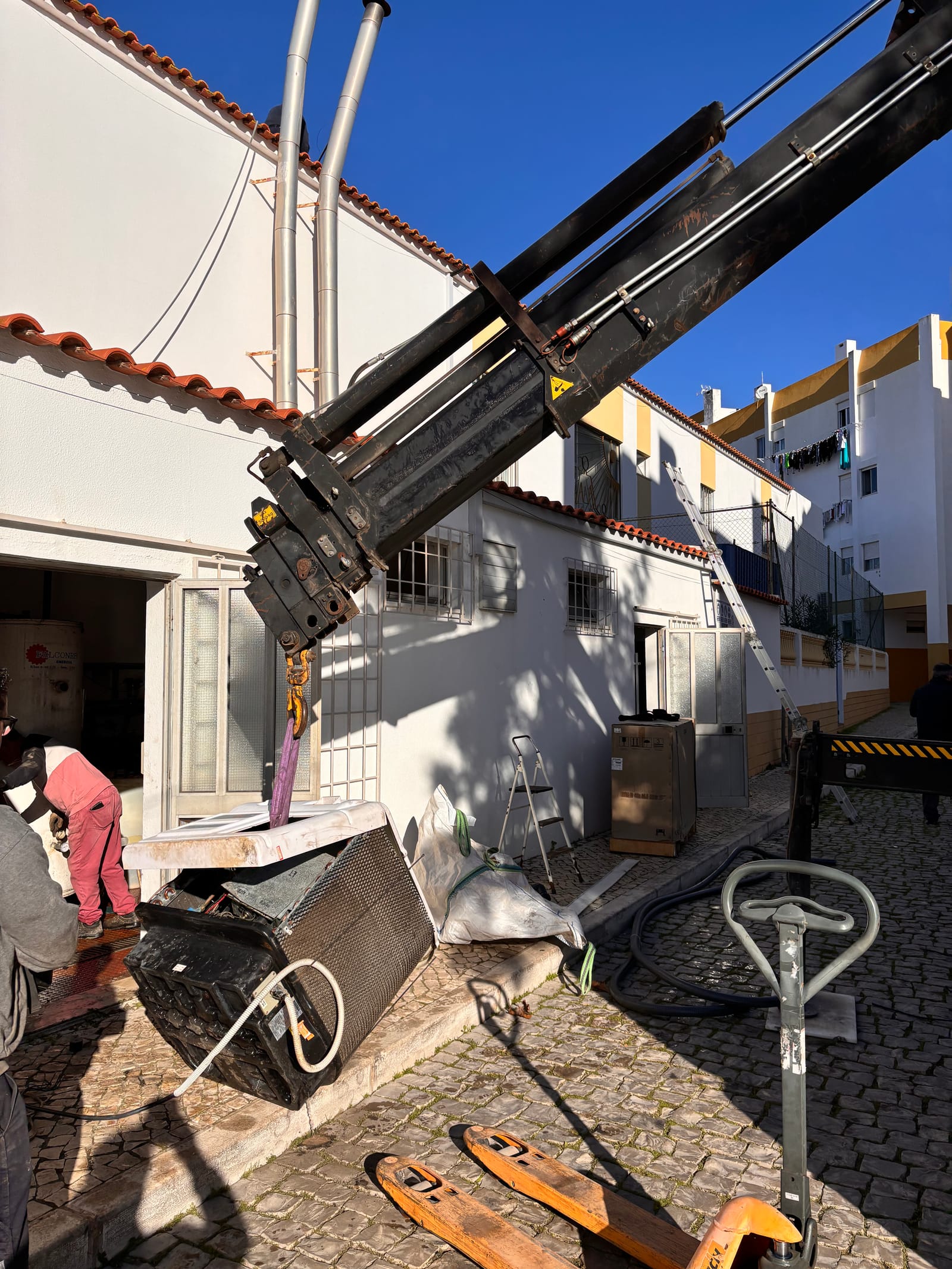 Durante — remoção do depósito antigo com grua